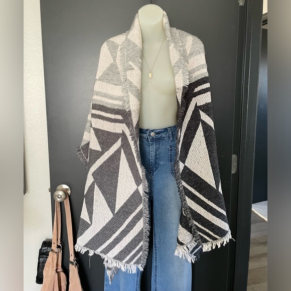 American Eagle Outfitters Accessories - American Eagle Outfitters Gray Cream black Geometric Blanket shawl Aztec nursing
